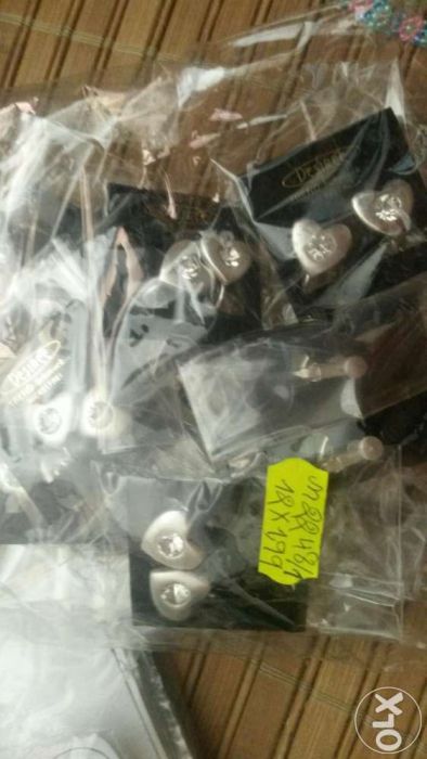 Vendo conjunto de mais de 70 bijuterias novas.