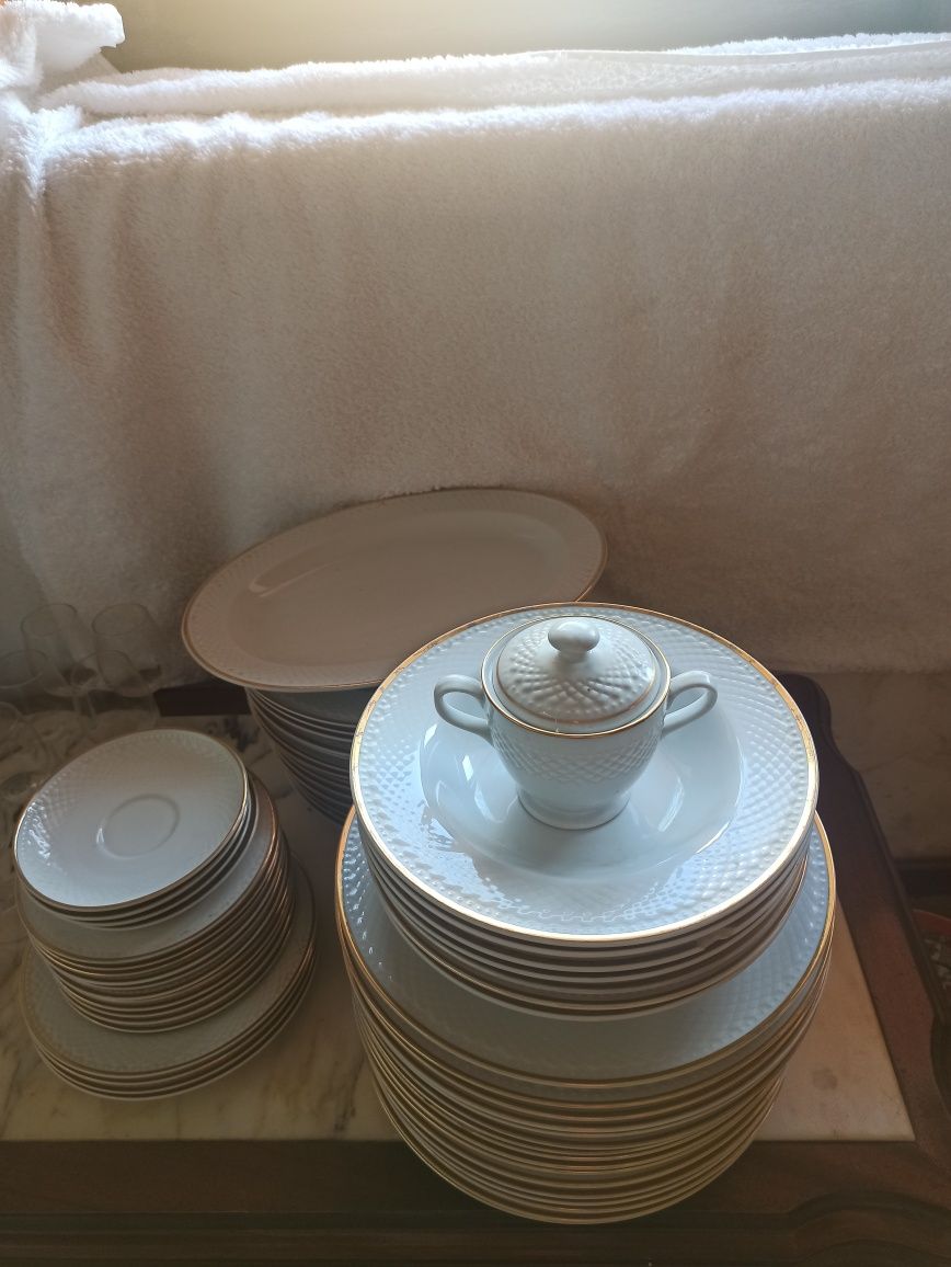 Conjunto de loiça Royal China