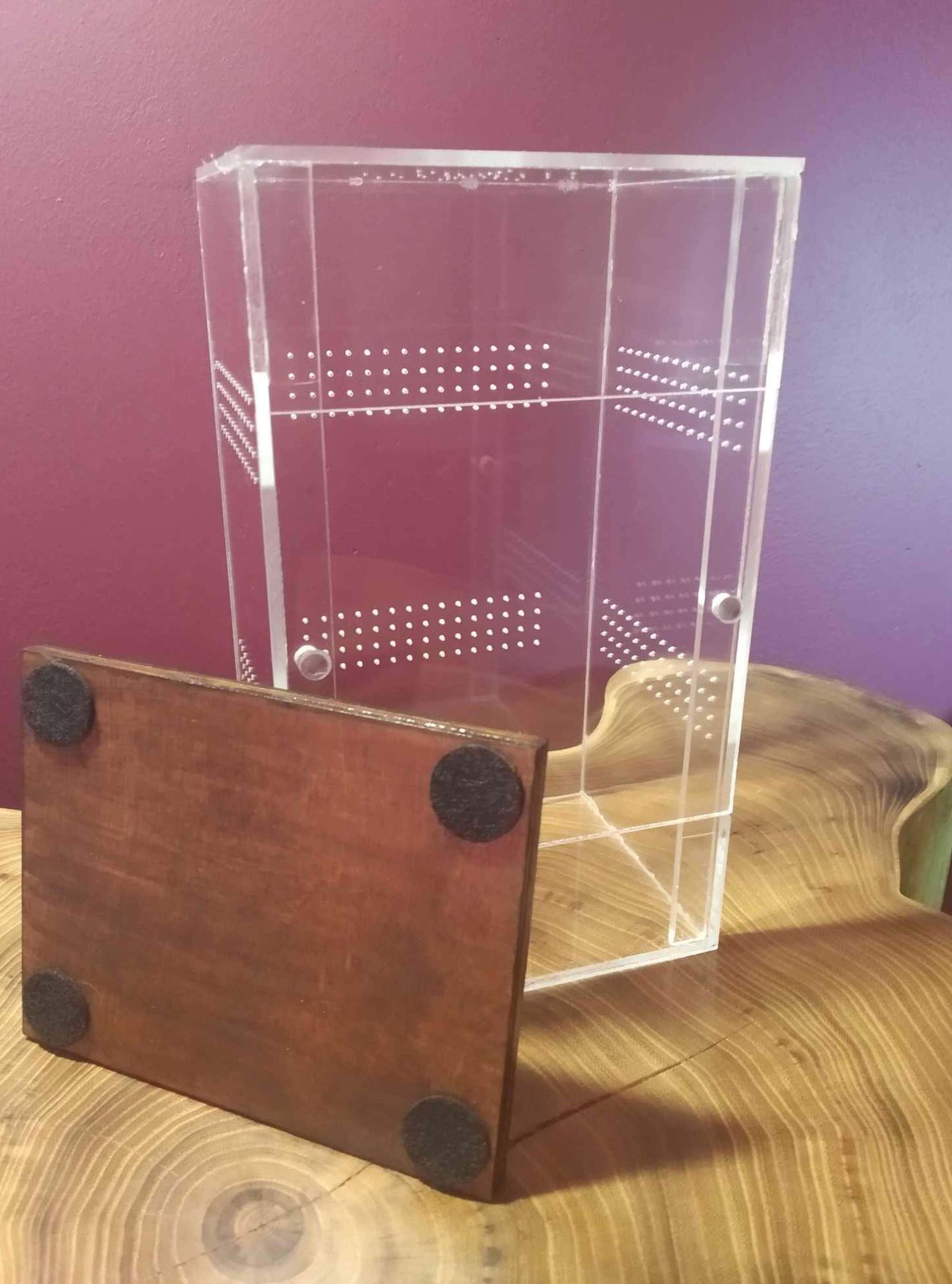 Terrarium z drewnianym stojakiem. Terrarium dla pająków, modliszek itp