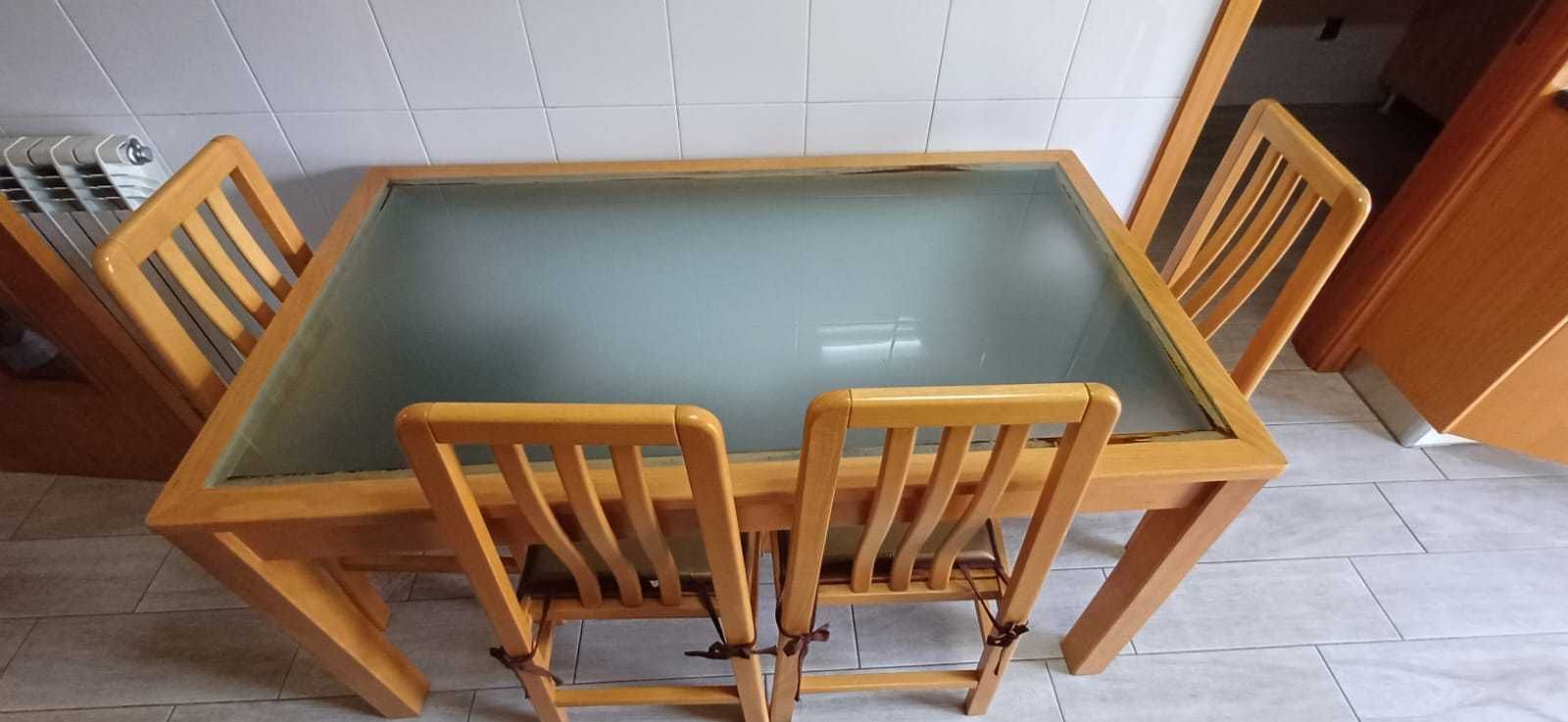 Mesa de madeira com 4 cadeiras