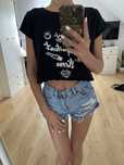 czarny crop top.