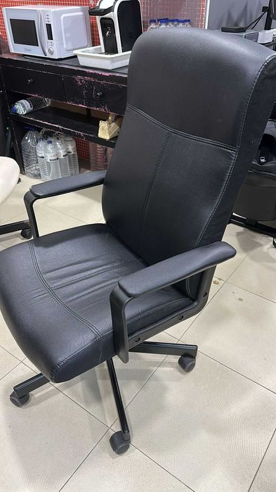 Cadeira de escritório giratória (MILLBERGET) Murum preto