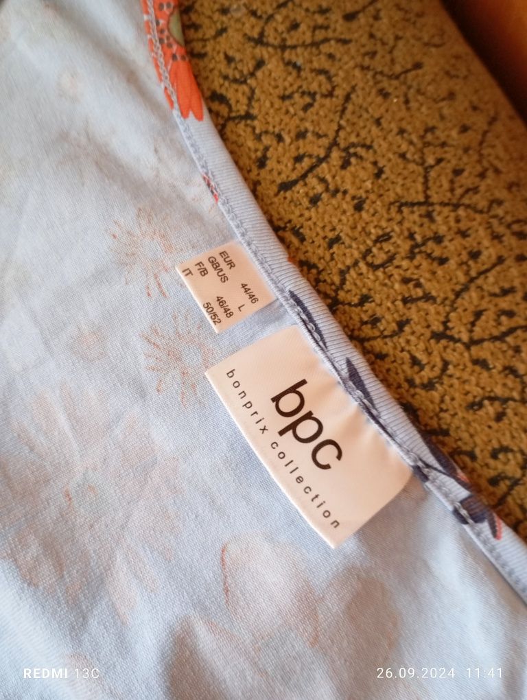 Жіноче плаття з довгим рукавом