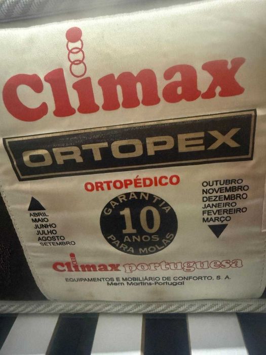 Cama IKEA Malm 180x200 com 4 gavetas + Colchão - (Metade do Preço!)