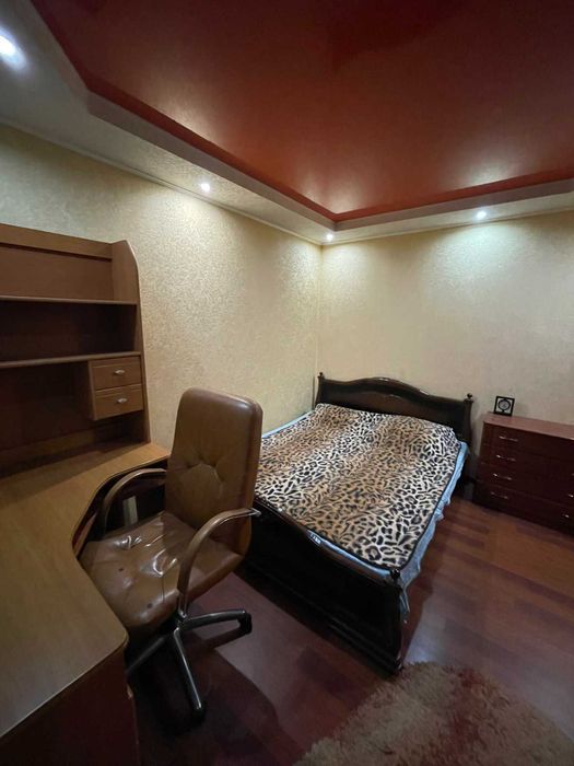 Продается 2-комнатная квартира в центре города.