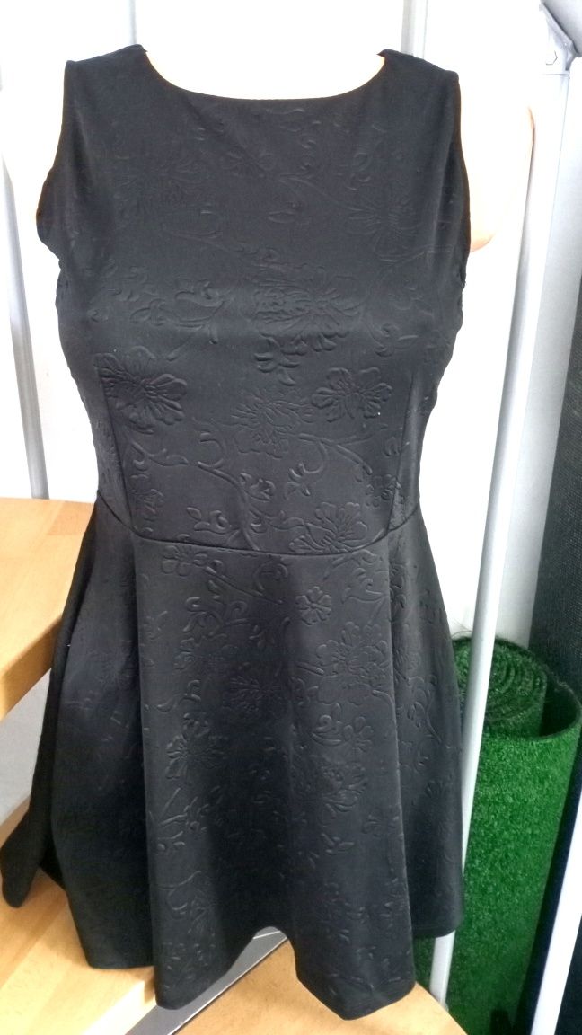Sukienka czarna wytłaczany wzór kwiatowy rozkloszowana suwak na plecac
