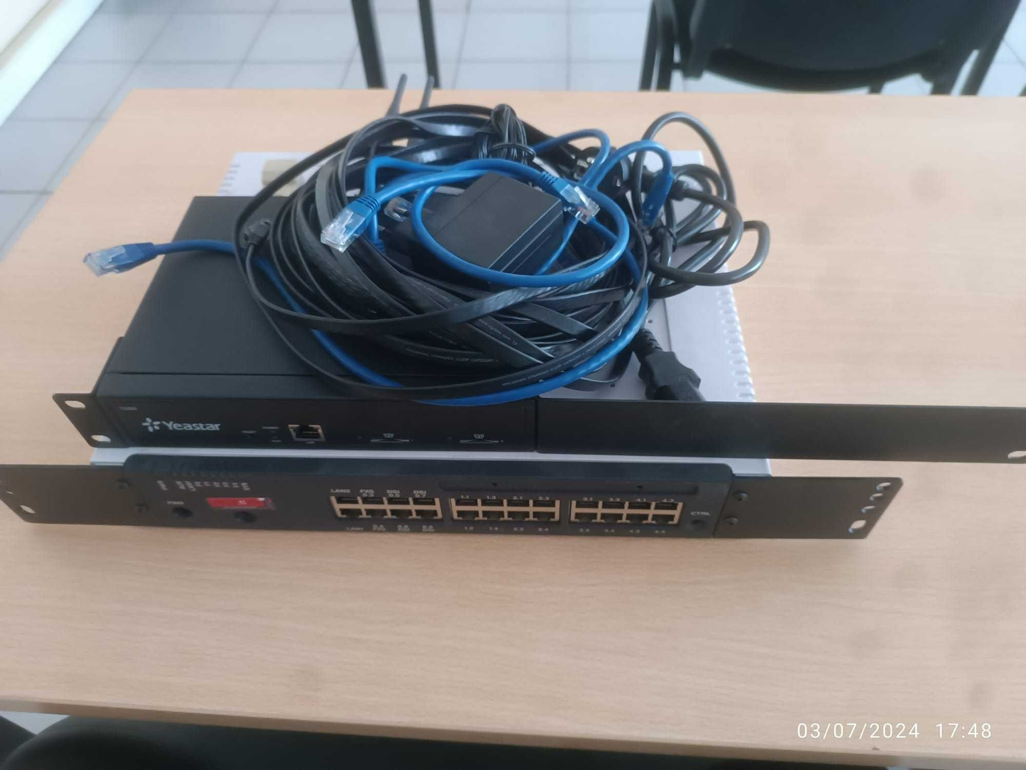 Central Telefónica e telefones digitais Mitel (Bom Estado)
