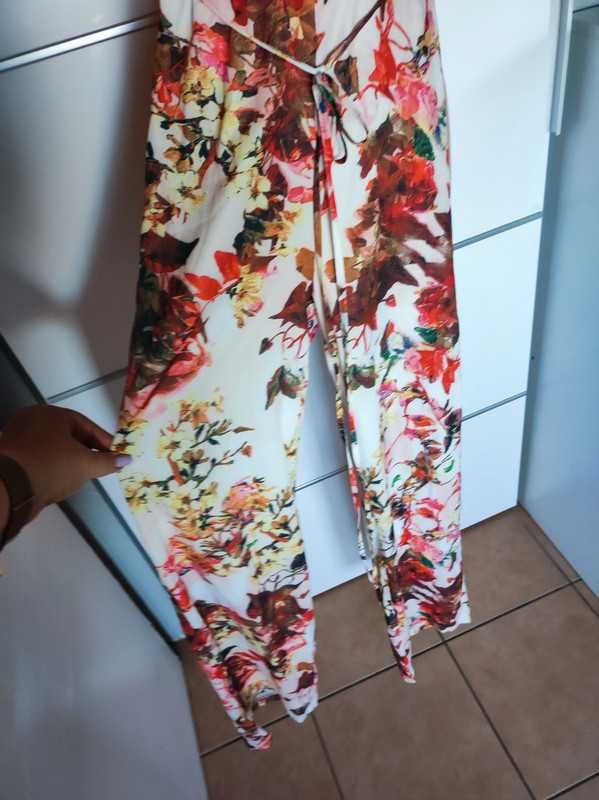 PrettyLittleThing r 32 kombinezon w kwiaty Nowy mały rozmiar