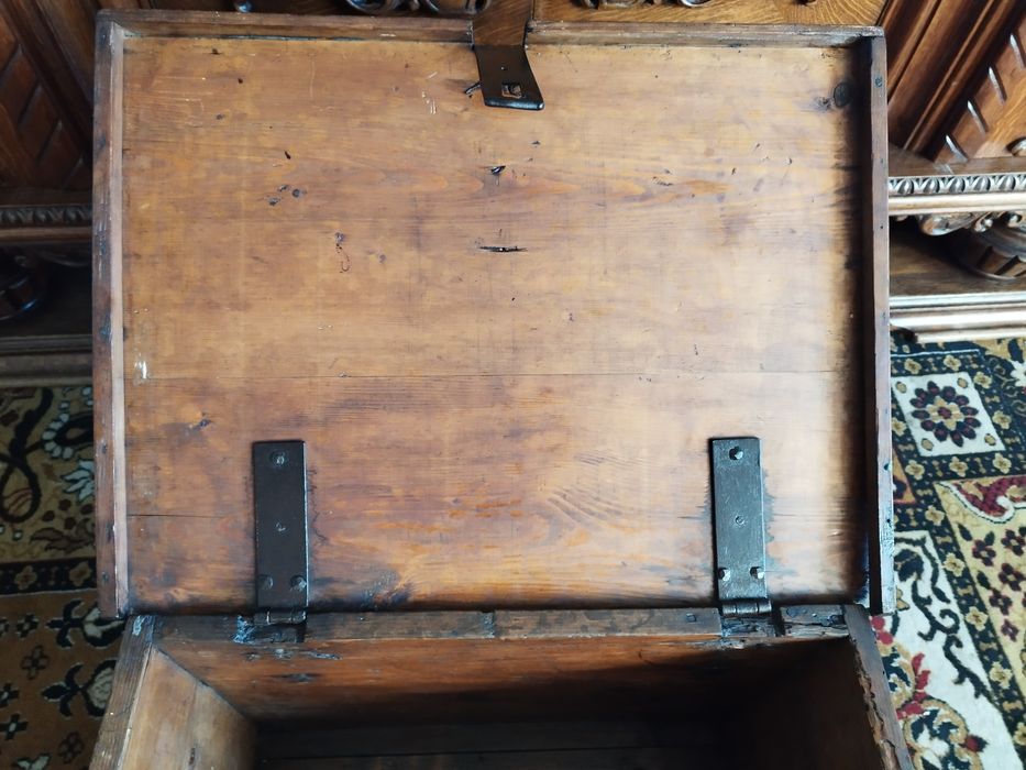 stara skrzynia wojskowa kufer