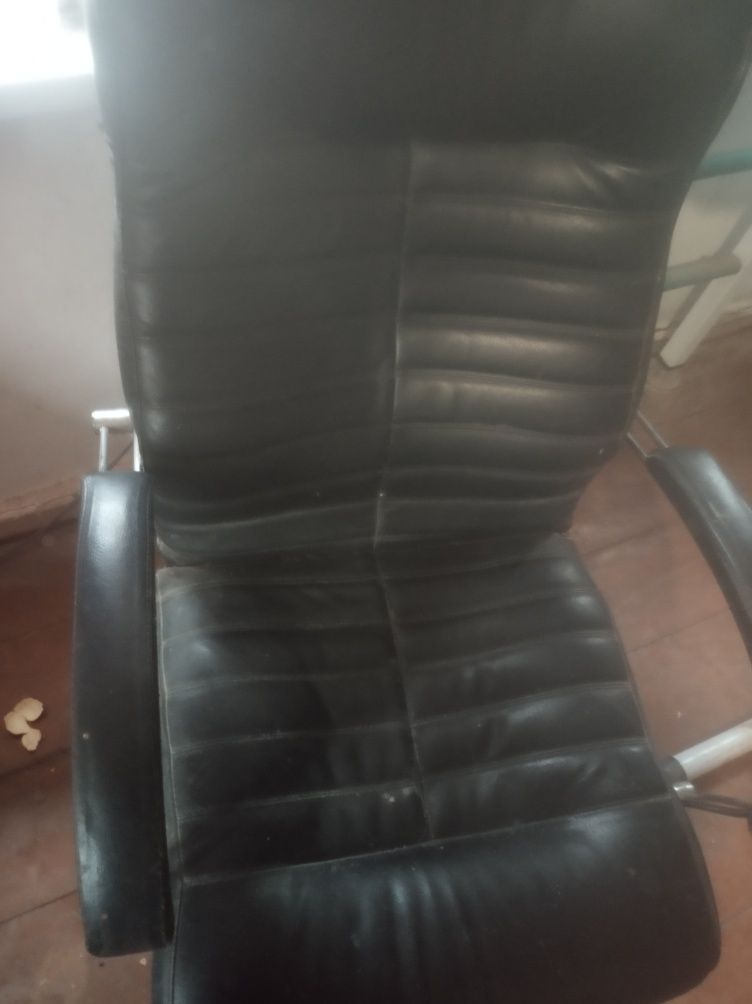 Шкіряне офісне крісло