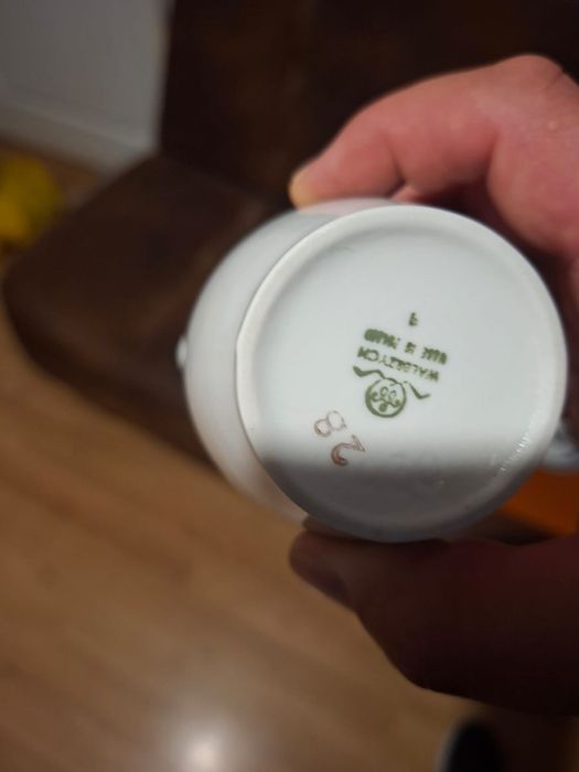 Porcelanowy biały serwis kawowy ze złoceniami i granatowym paskiem, ZP