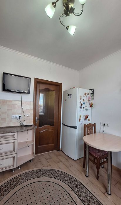 Продається трикімнатна квартира по вул. Білозіра