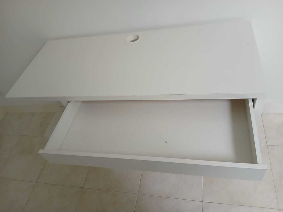 Mesa e cadeira de secretária