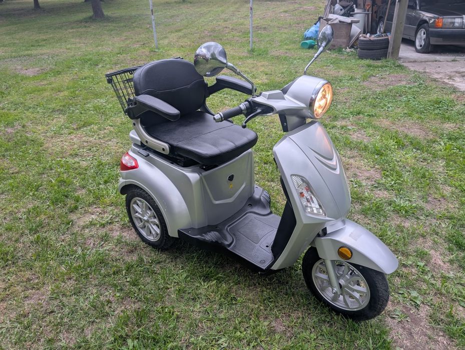 Skuter elektryczny trójkołowy
