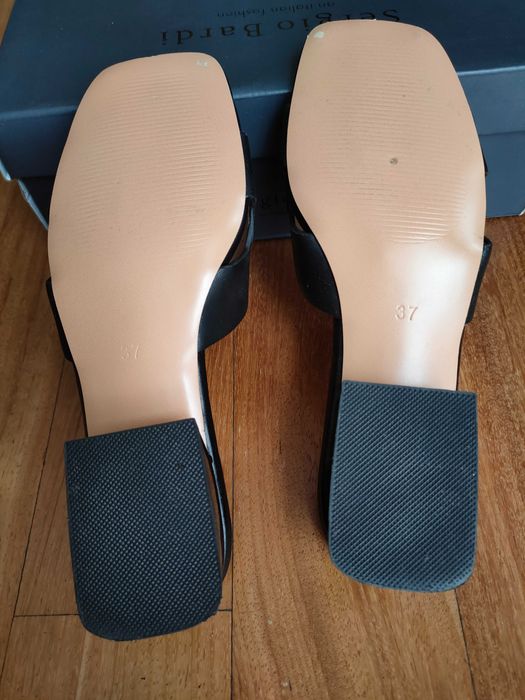 Nowe , czarne klapki włoskiej firmy Sergio Bardi, rozm. 37