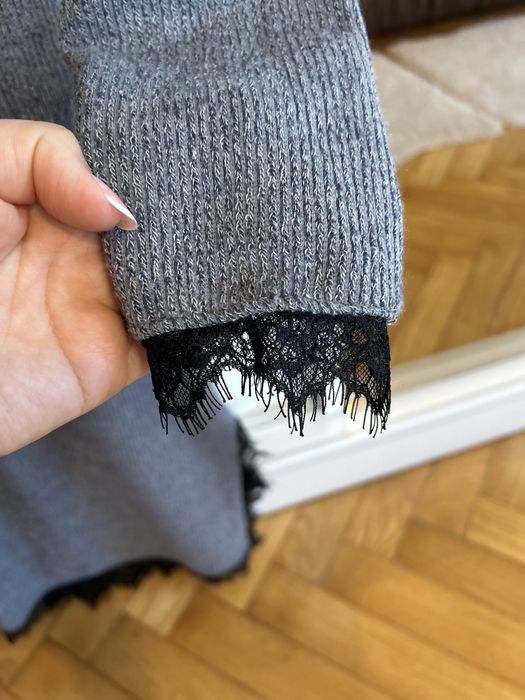 sukienka sweterkowa szara golf czarna koronka dopasowana midi