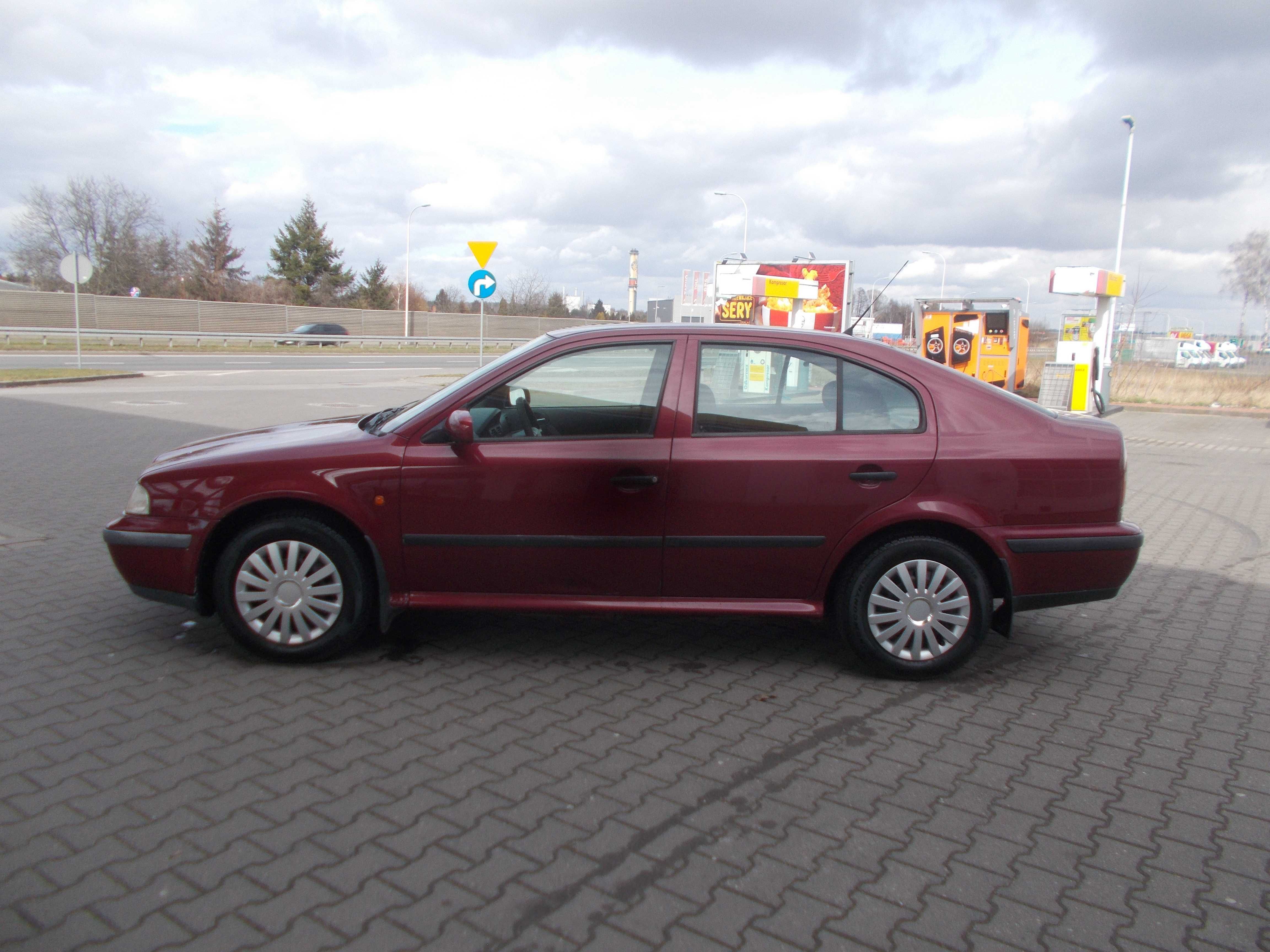 Skoda Oktavia na części silnik 1,6 benzyna kolor bordowy