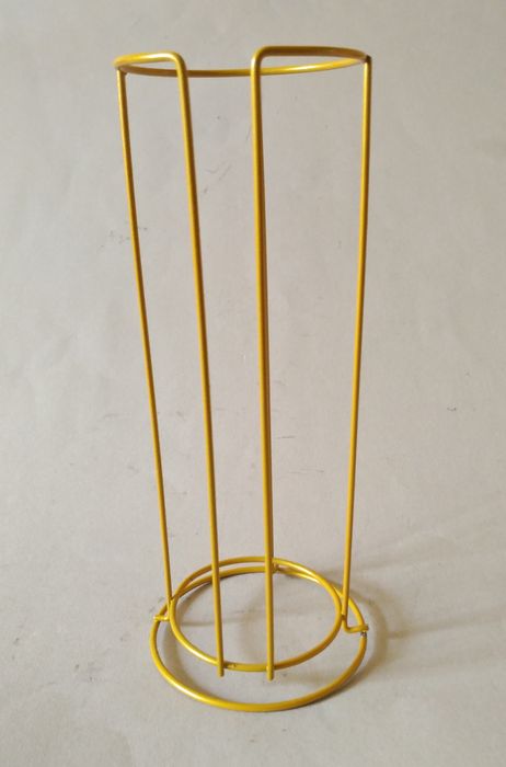 Metalowy stojak na kubki