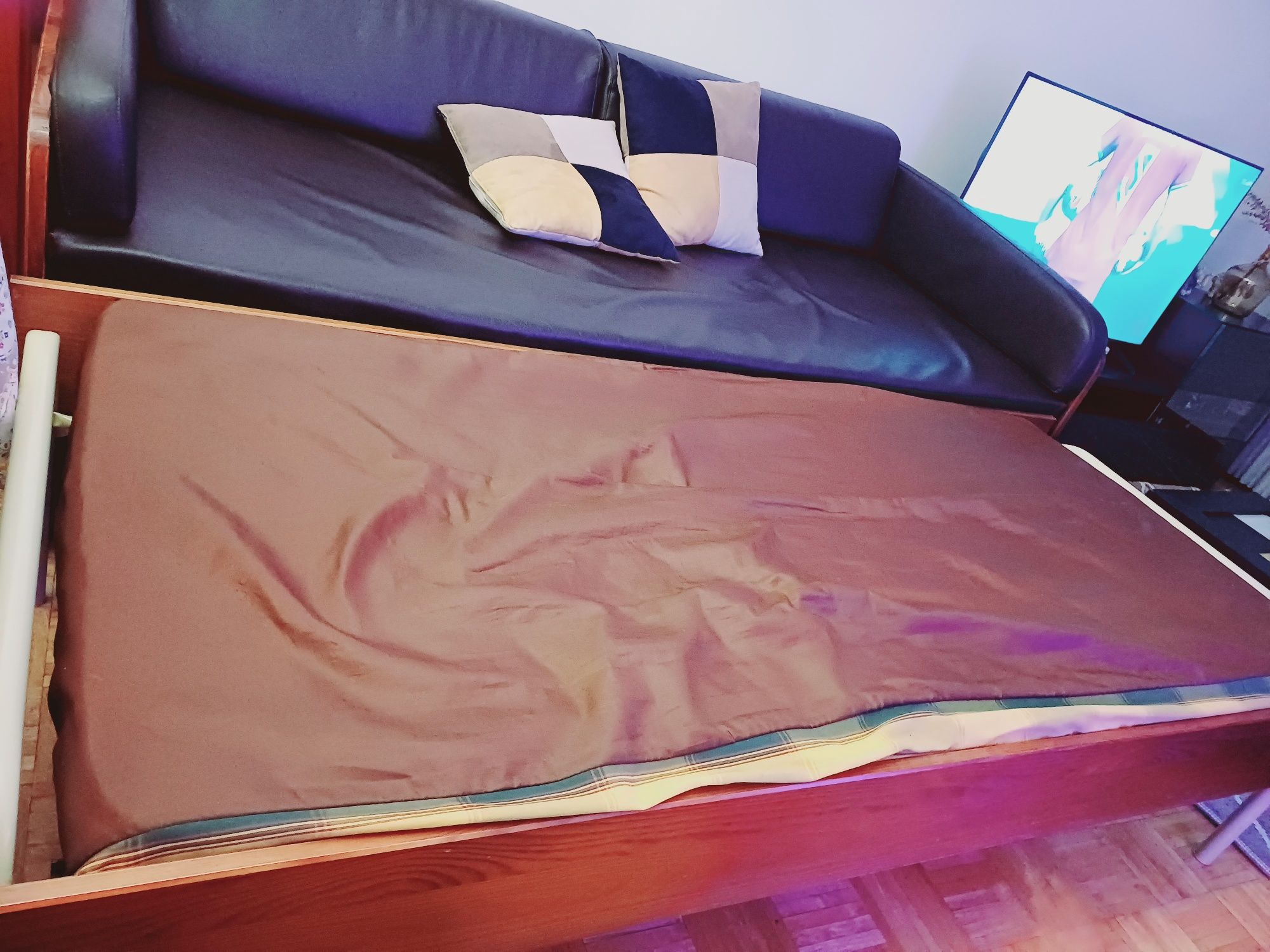 Sofá cama em madeira