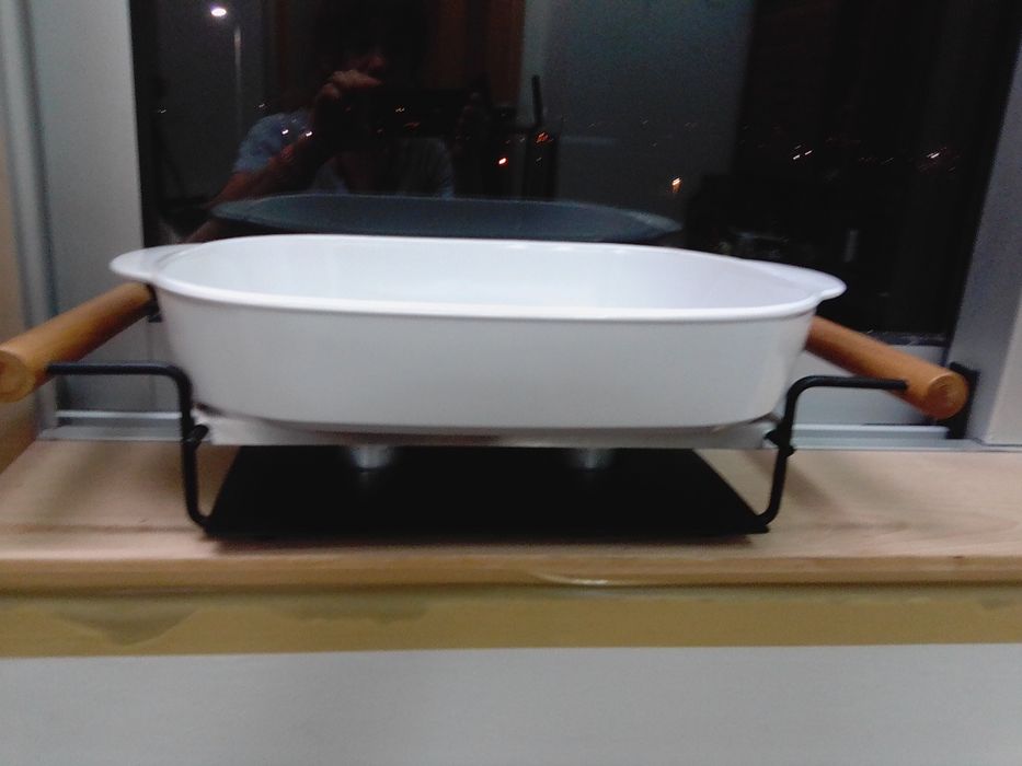 Assadeira com suporte e velas , pratos das 4 estações,manteigeira