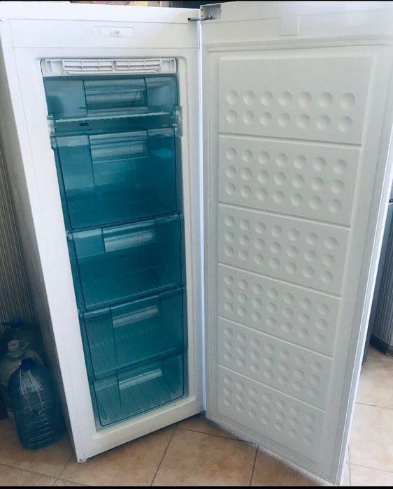 Морозильную камеру Elenberg