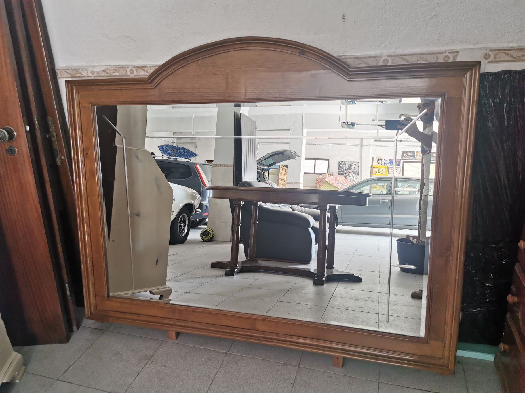 Espelho sala com moldura de madeira