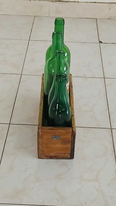 Antiga Caixa RESTAURADA, com 4 Garrafas de vinho VINTAGE