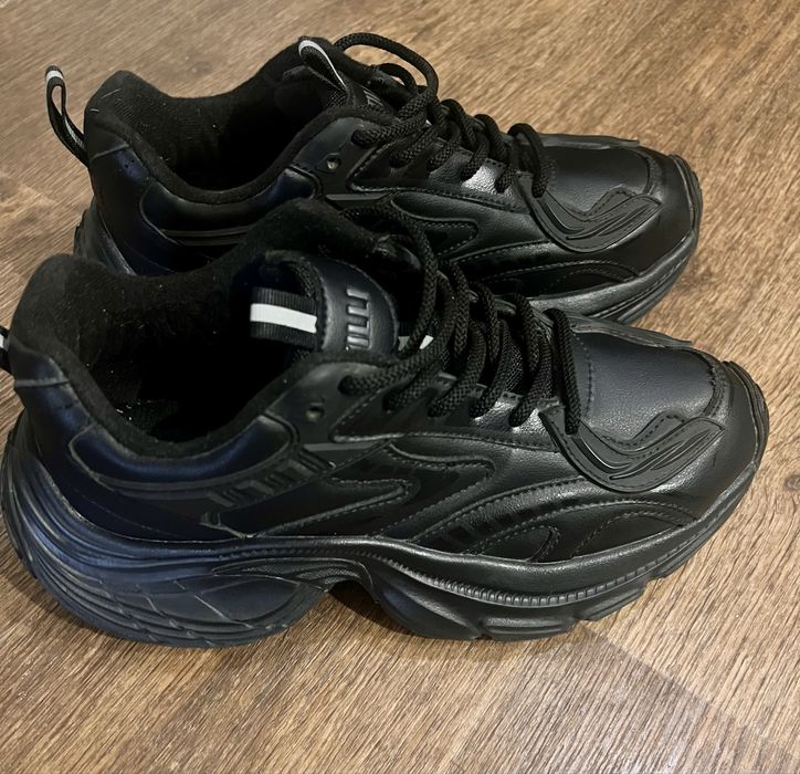 Продам кроссовки на высокой подошве