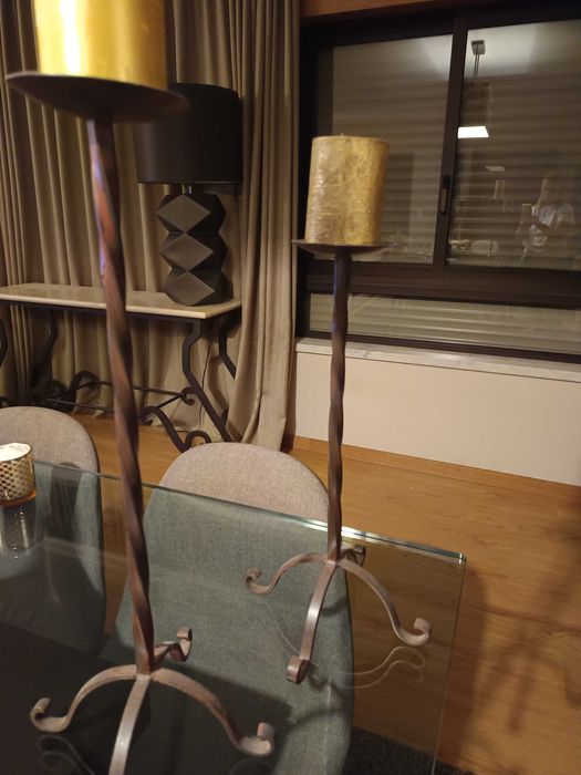 Castiçais rústicos com vela