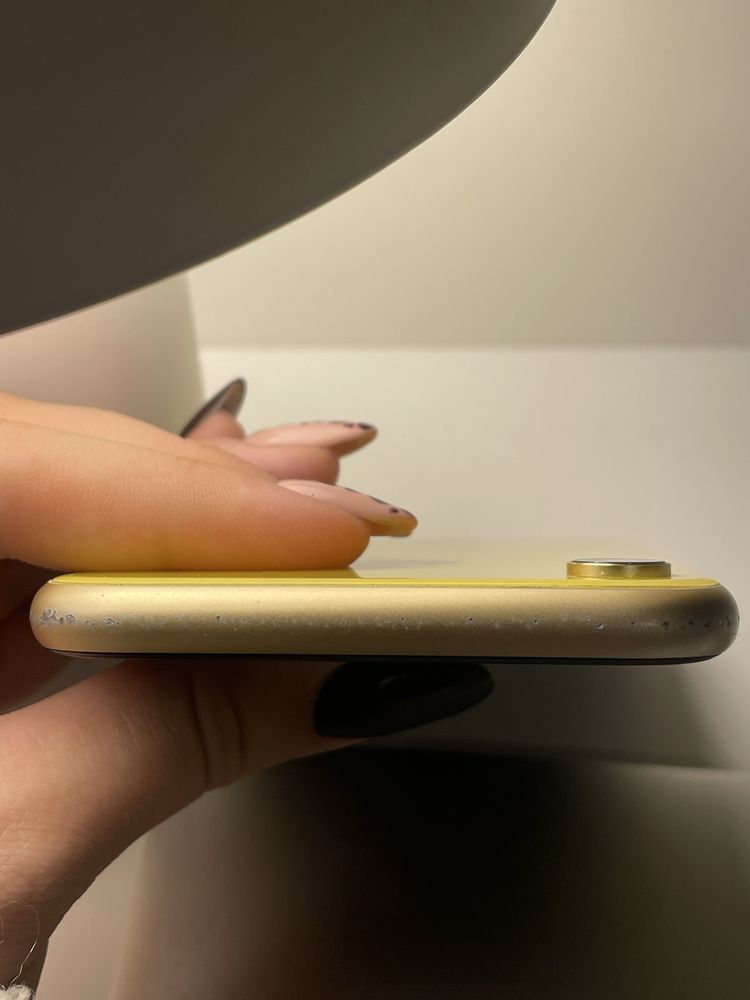 iPhone XR żołty