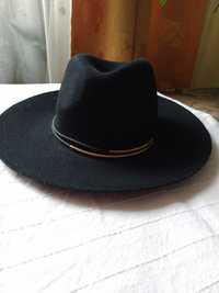 Фетровая черная шляпа
