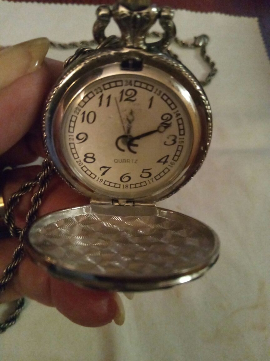 Relógio antigo com cordão em aço