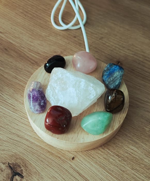 Lampka LED z kamieniami czakry medytacja