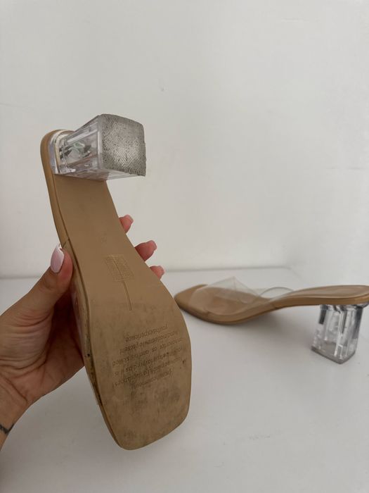 Transaperntne buty na obcasie klapki