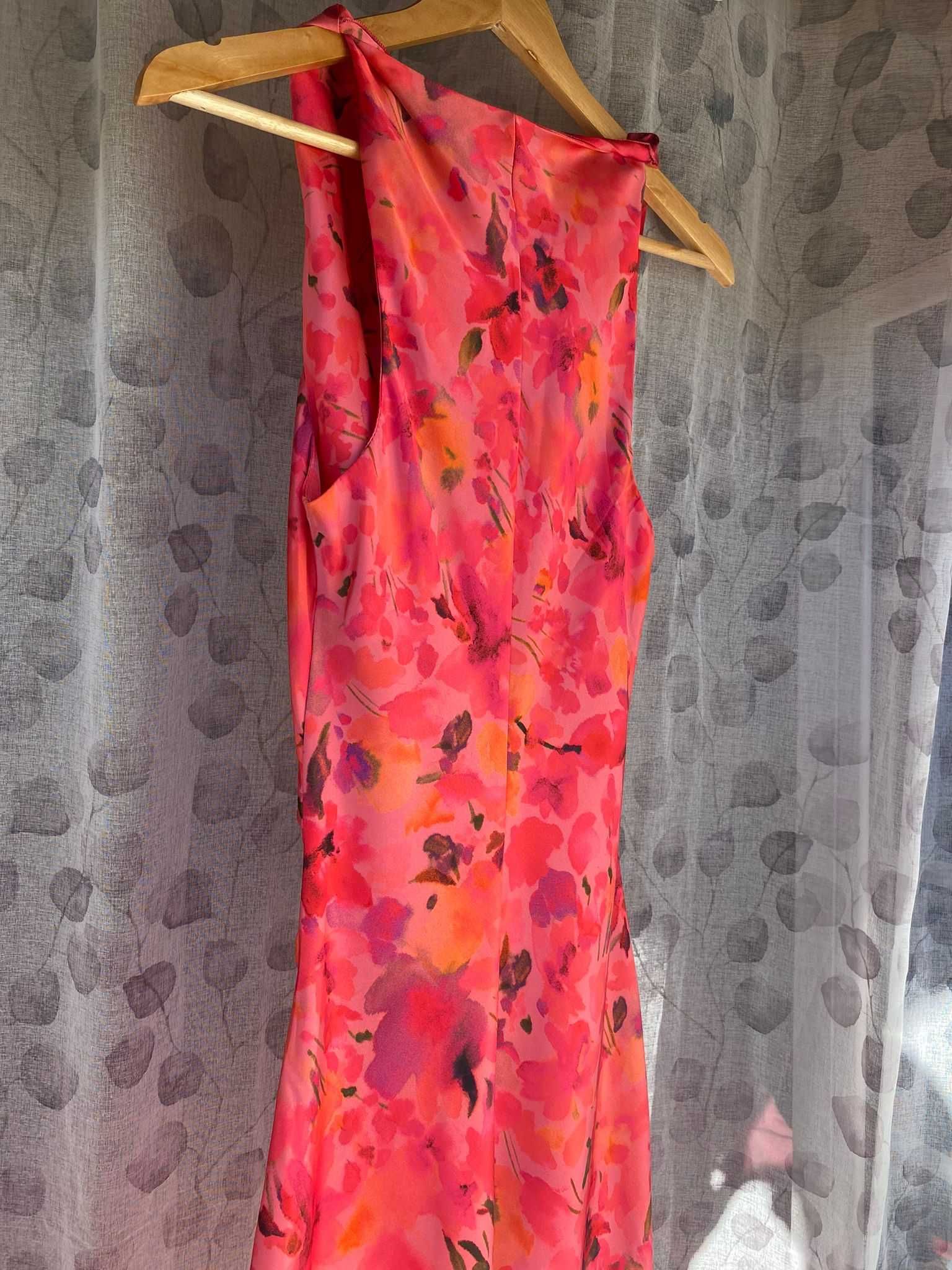 Vestido acetinado com estampado floral da Zara