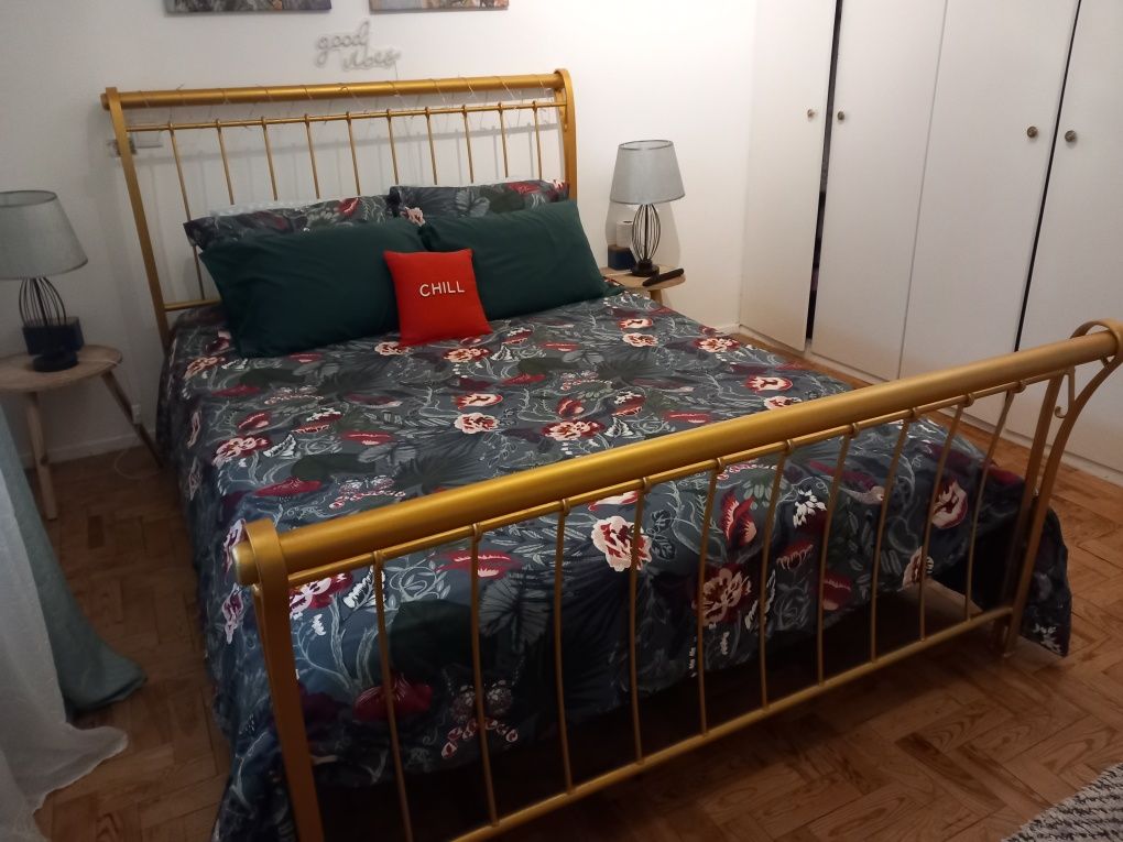 Cama Dourada de Casal e Colchão