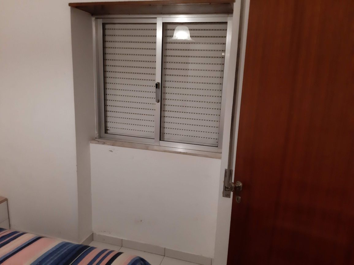 Alugo quarto mobilado com TV e net