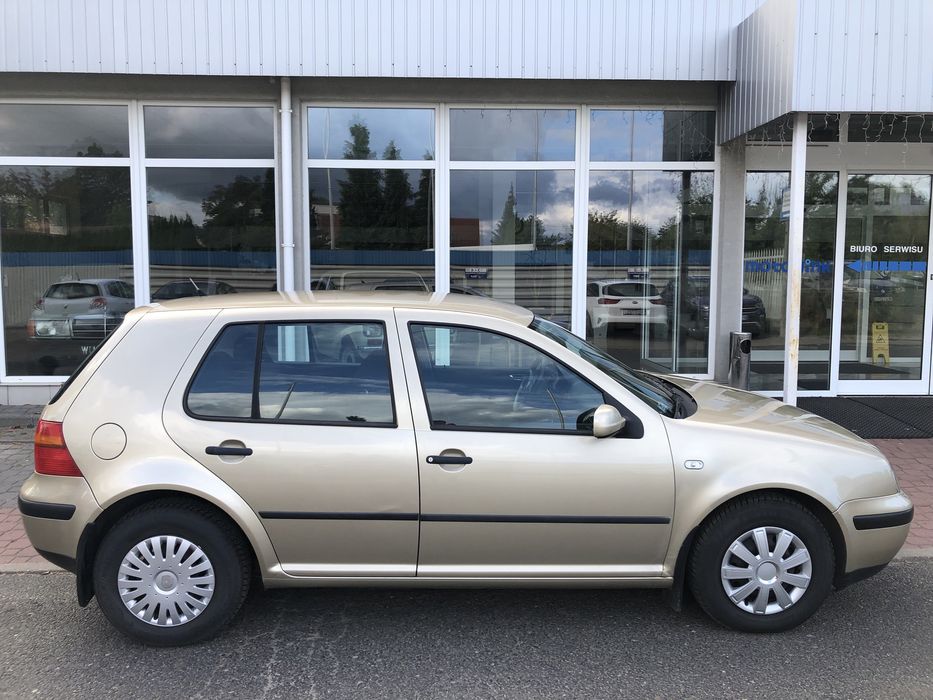 Volkswagen Golf; Niski przebieg; lekko uszkodzony