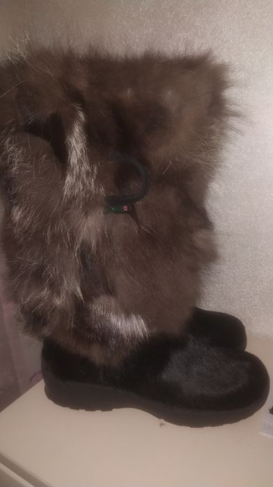 Черные высокие сапоги с натуральным мехом чернобурки