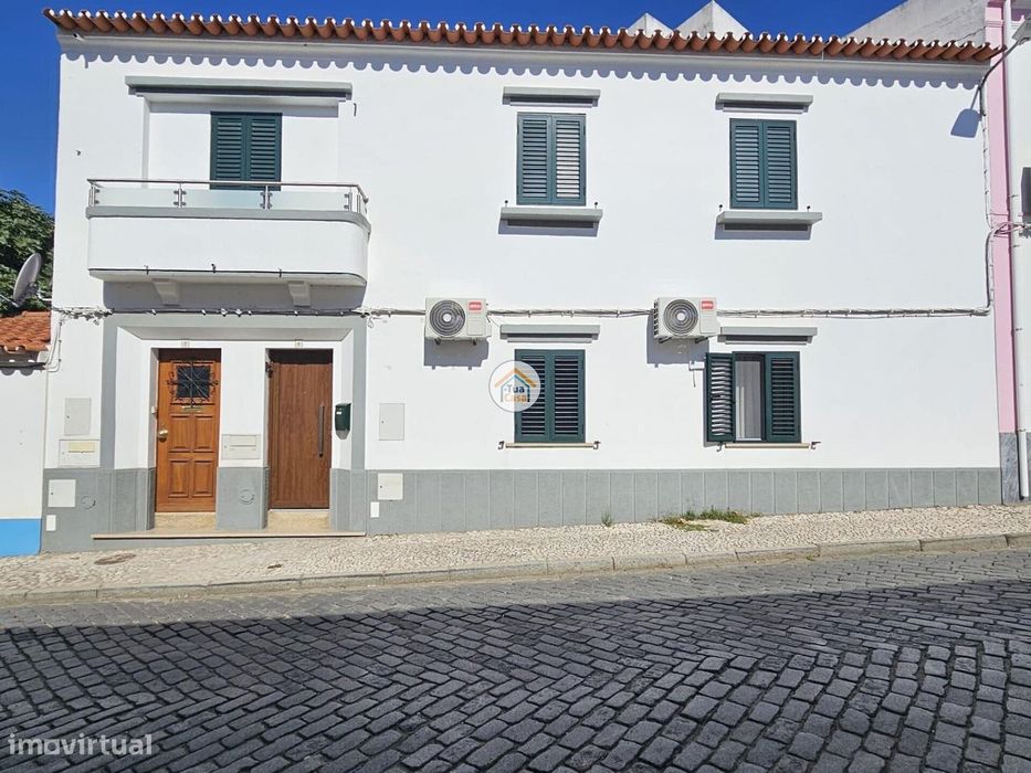 Andar de Moradia T2 com Logradouro Localizada na Vila de Redondo