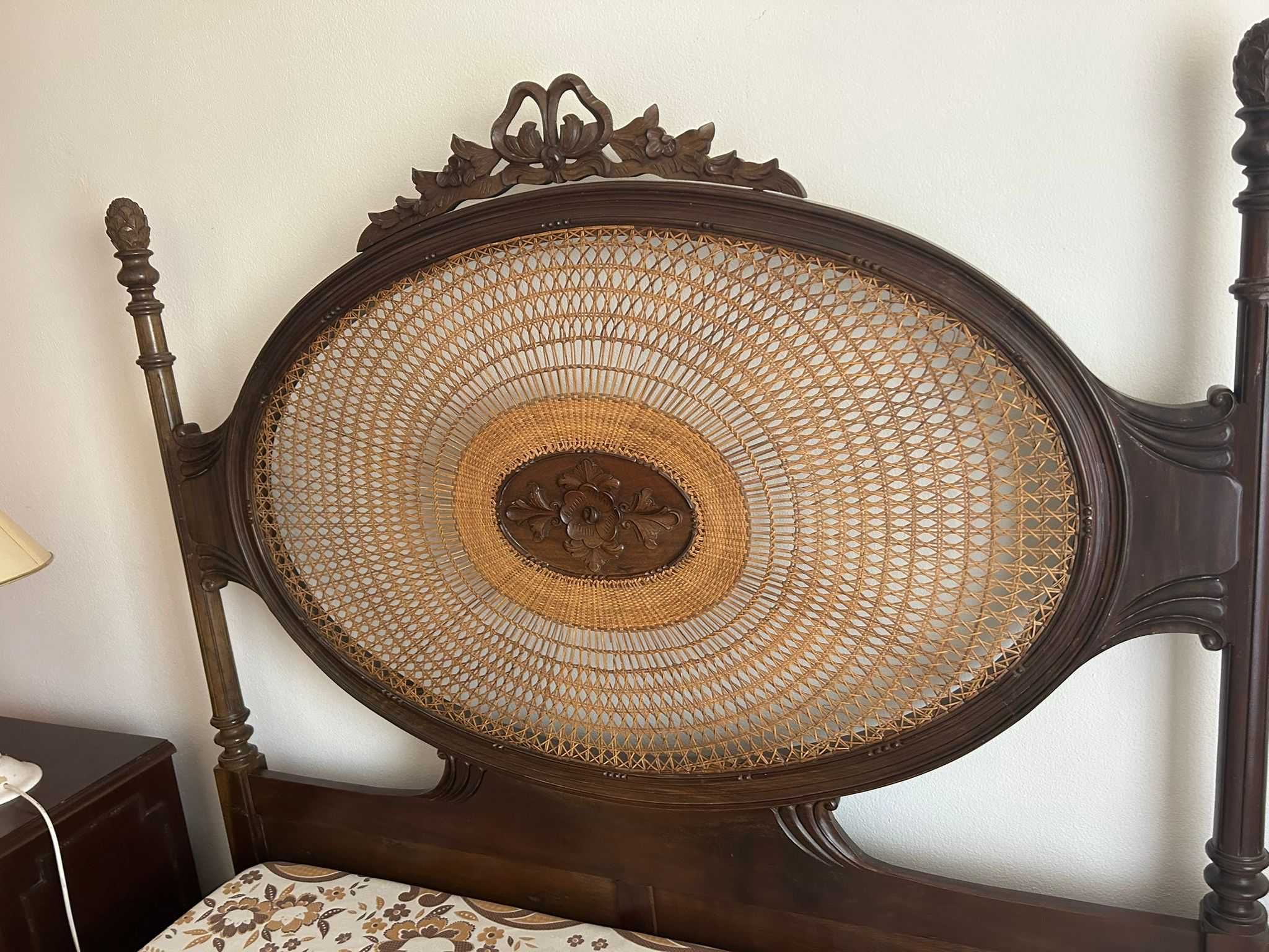 Cama casal com cabeceira trabalhada