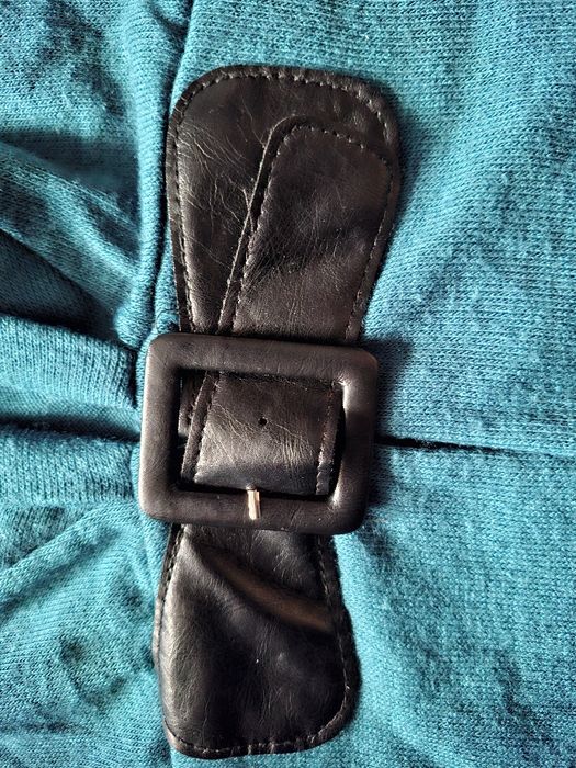 Krótki sweter z zapięciem, kolor niebieski, morski, luźny krój