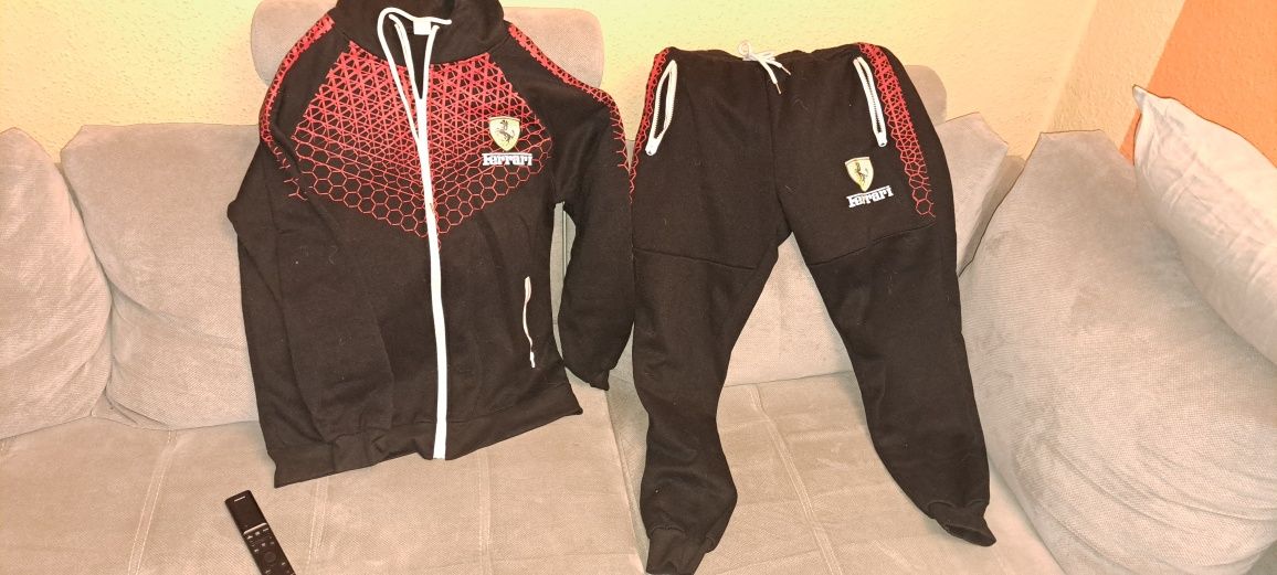 Dres sportowy dwuczęściowy ze znaczkiem puma ferrari
