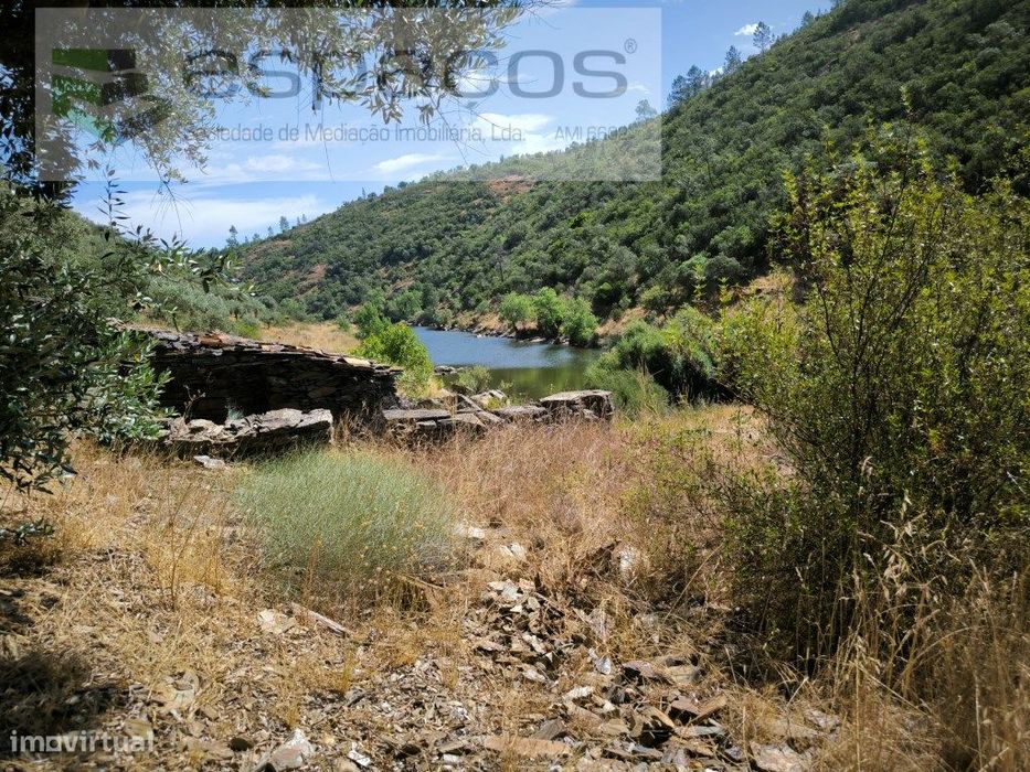 Terreno a confinar com o Rio Ocreza