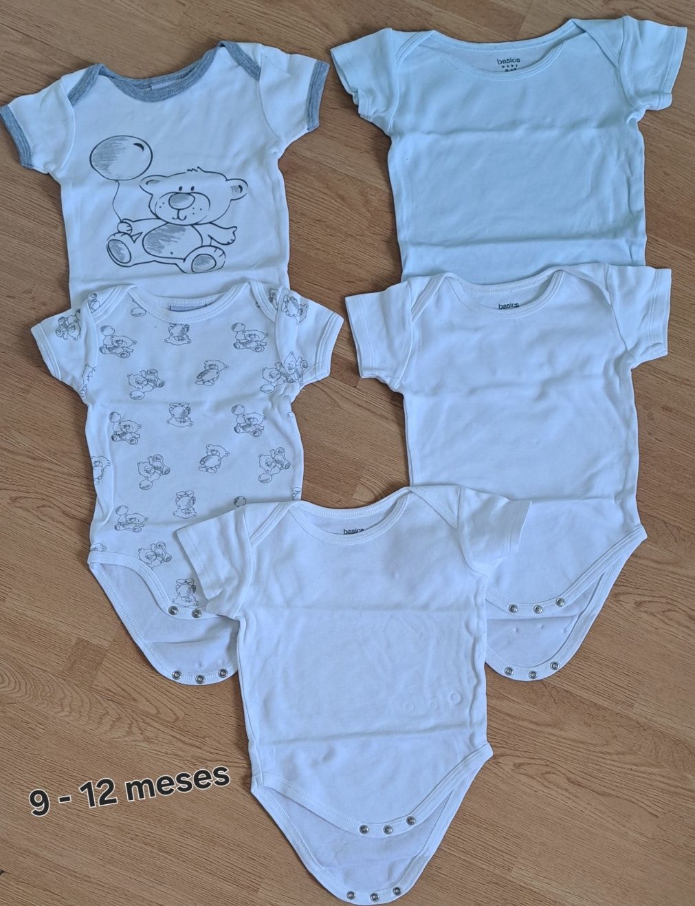 Conjunto 5 bodys  9- 12 meses    5€