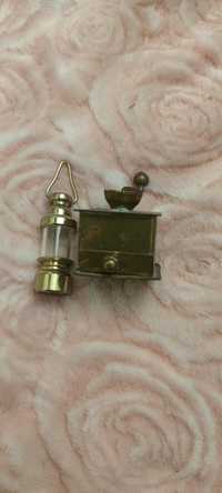 Miniatura mini młynek do kawy i lampa naftowa