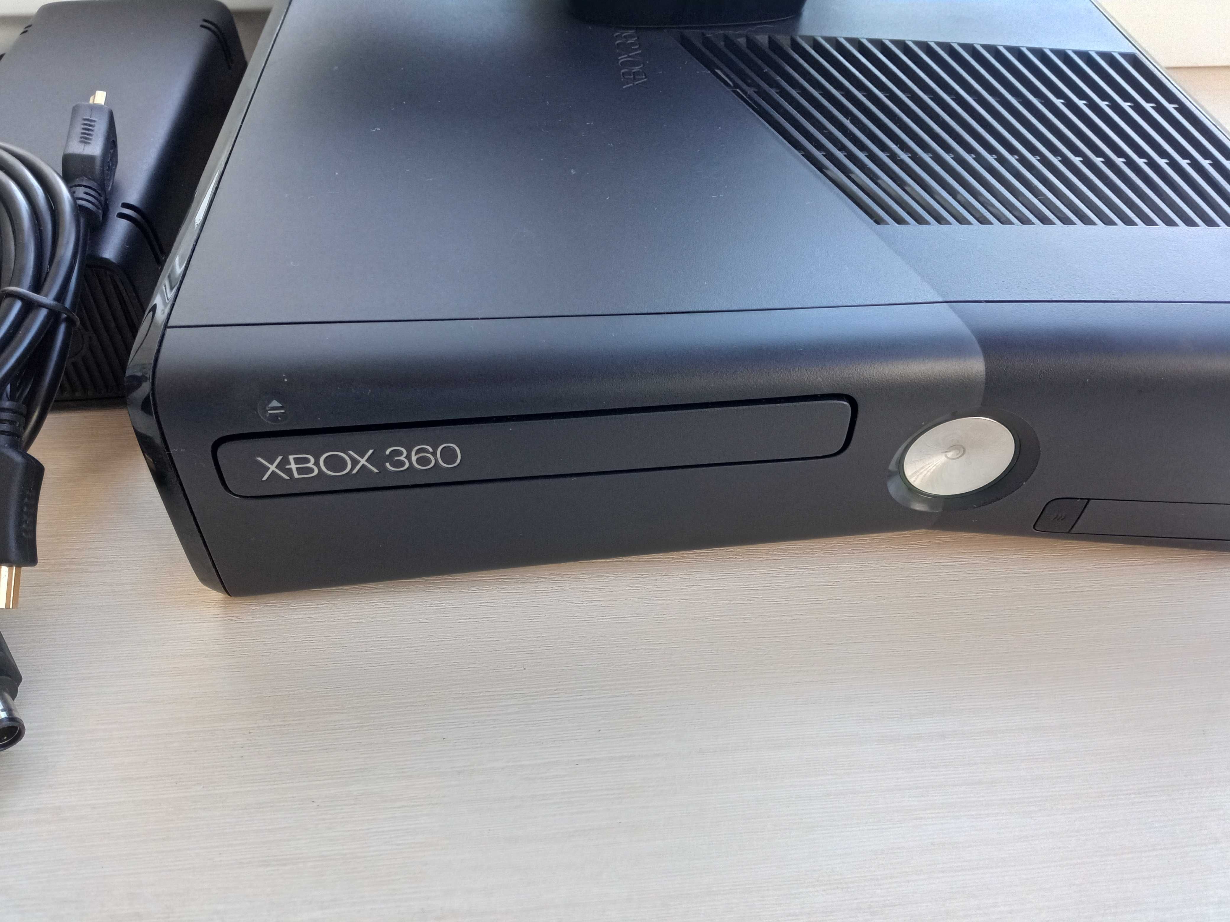 Xbox 360 Slim 500Gb 2 джойстика Kinect