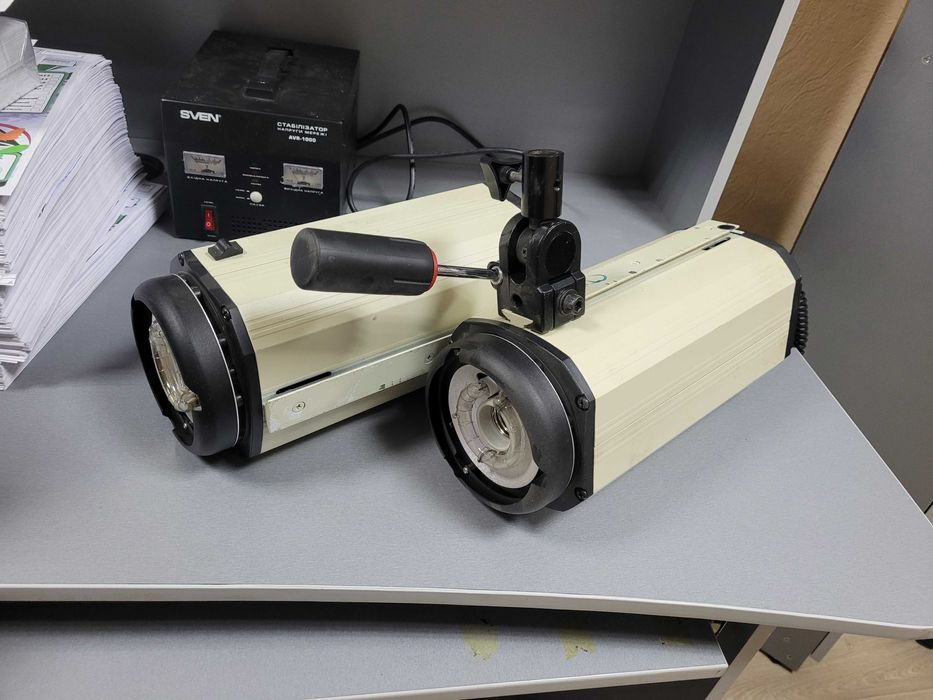 джерело студійного освітлення імпульсне та постійне