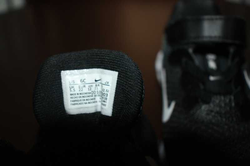 Sapatilhas pretas e com sola branca da NIKE Tamanho 22