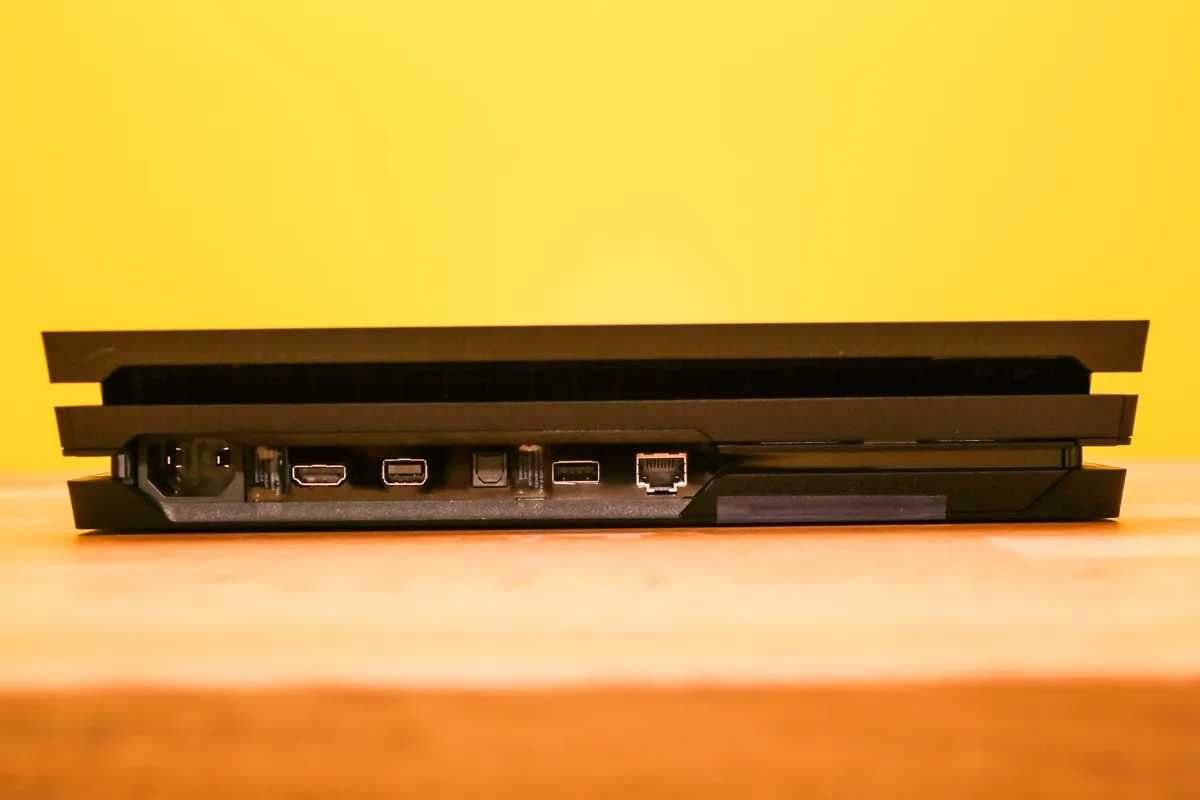 Vendo PS4 Pro 1T com 2 Comandos e todos os cabos